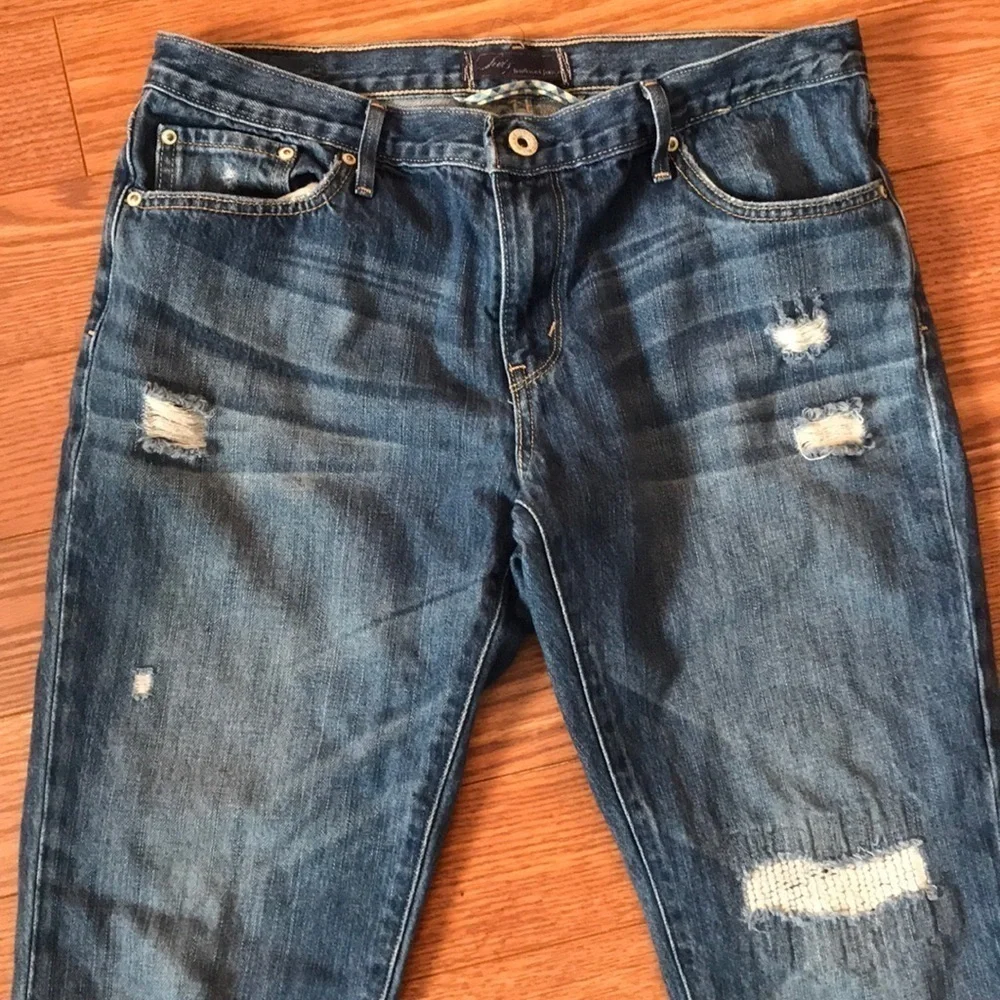 EUC Levi’s distressed boyfriend jeans